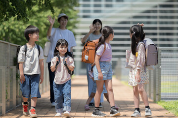 小学生と保護者、朝の登校班の送迎の様子　今日も元気にいってきます！