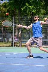 Obraz premium Young man playing tennis outdoor
