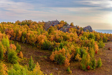 Fototapeta premium rocks on the ridge and ryndyk in the Southern Urals, beautiful autumn day