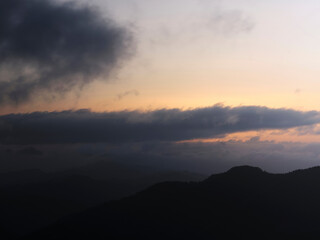 Obraz premium 朝日が昇る山と雲