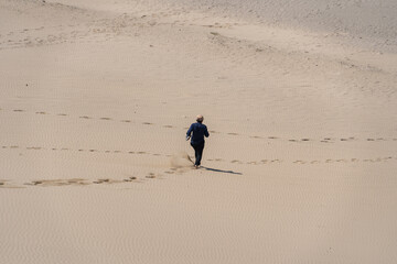 日本の鳥取にある砂丘を歩く人