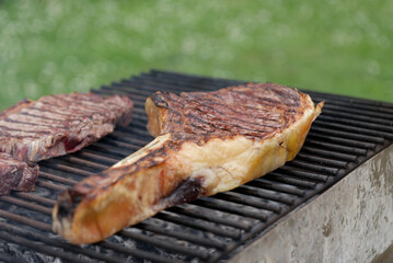 Entrecôte grillée au barbecue, sur le grille, grillade viande rouge