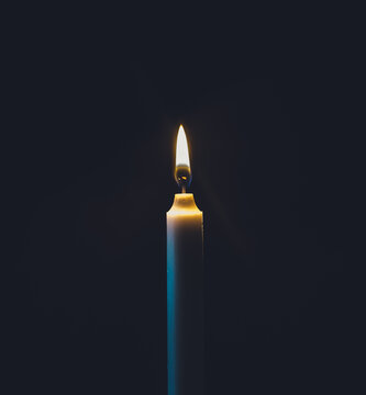 Una candela encendida, composicion simetrica