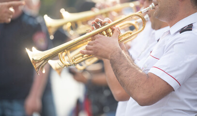Naklejka premium Police force officers with a musical instruments in the city.