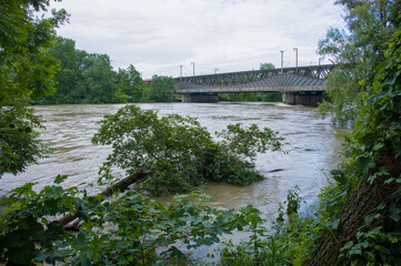 Hochwasser / Überschwemmung in Ingolstadt (Donau): Eisenbahnbrücke