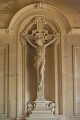 Obraz premium Statue of Jesus Christ crusafiction on the cross wearing a crown of thorns arms nailed to the cross. Church statue in an alcove