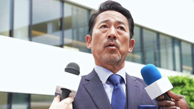 インタビューを受ける男性