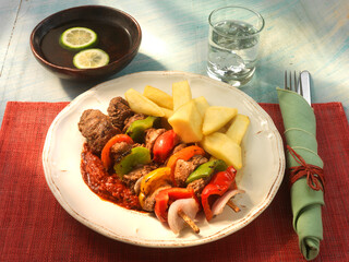 beef brochettes, Fleischspiesse, Paprika, gemüsespiess, afrikanisches Gericht, Essen aus Ghana, 