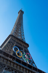 Obraz premium Paris, France - 7 juin 2024: Anneaux olympiques sur la tour Eiffel, monument symbole de Paris, ville accueillant et organisant les compétitions sportives des jeux olympiques d'été en 2024