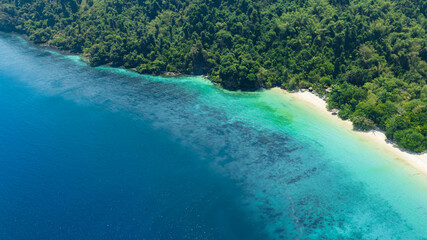 Obraz premium Aerial view of islands, Andaman Sea, natural blue waters and forests, tropical sea of Thailand. Beautiful scenery of the island with beautiful nature