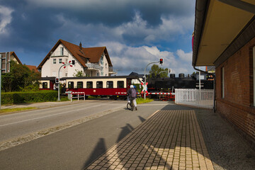 Mecklenburgische Bäderbahn, Zug, Dampflok, Kleinbahn Molli, Bahnübergang am Bahnhof Ostseebad...