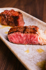 Pezzi di carne wagyu giapponese cotti al sangue alla brace e serviti in una braceria