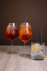 Tre cocktail serviti su un tavolo di bar e pronti per essere consumati