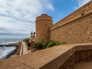 Fachas medievales de piedra en el castillo de Santa Ana de Roquetas de Mar, Almería, España