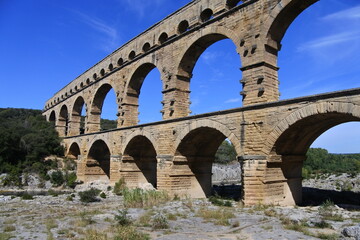 Blauer Himmel und der Pont du Gard