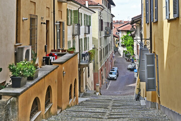 Saluzzo, Vicoli, strade, case, palazzi, portici del centro storico - Cuneo, Piemonte