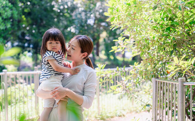 Fototapeta premium お母さんと2歳の女の子