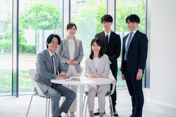 笑顔で働くビジネスパーソン