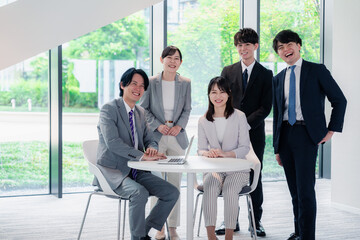 笑顔で働くビジネスパーソン