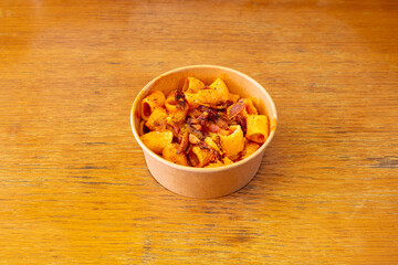 pasta, all'amatriciana, amatriciana, maccheroni, rigatoni, alimento, pomodoro, san, marzano, pasti, guanciale, pancetta, arrostito, formaggio, cucina, asporto, poke, piatto, carta, cartone, tavolo, ma