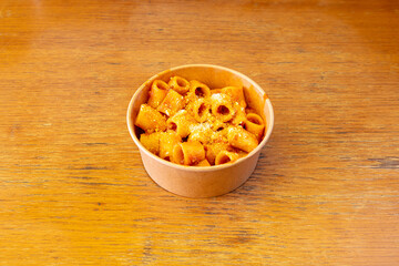 pasta, bolognese, maccheroni, rigatoni, ragù, alla, bolognese, tipico, condimento, carote, macinato, carne, bovina, formaggio, maccheroni, alla, ragù, salsa, asporto, poke, piatto, carta, cartone, tav