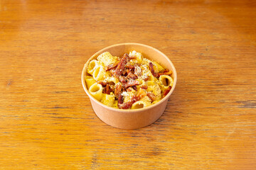 pasta, carbonara, maccheroni, uovo, guanciale, romano, pecorini, dop, pepe, nero, selezione, pasta, tradizione, tipico, locale, itali, asporto, poke, piatto, carta, cartone, tavolo, marrone, cucina, i