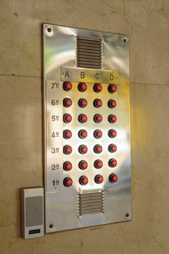 Telefonillo en portal de edificio