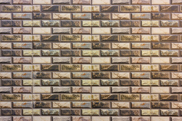 Tiled wall of ceramic with pattern motif in mixed color