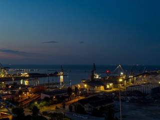 nocna panorama portu w Gdyni