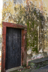 alte abstrakte, verwitterte Wand mit Tür