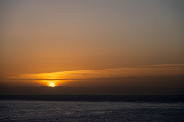 schöner Sonnenaufgang über dem Meer