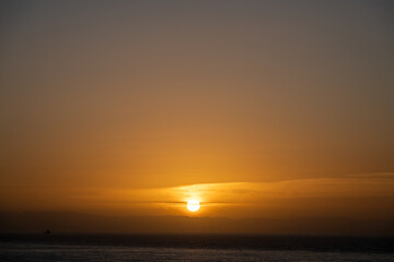 schöner Sonnenaufgang über dem Meer