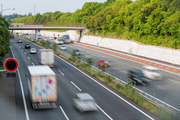 高速道路を高速で走行する車
