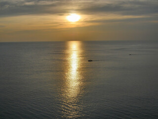 Obraz premium Boat sailing on the sea during sunset