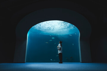 Obraz premium 水族館の女性