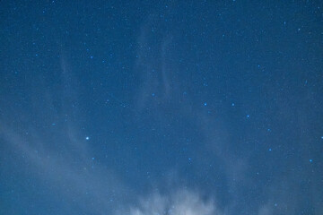 Cielo nocturno estrellado con nubes