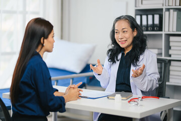 Obraz premium A woman is sitting at a desk with a doctor