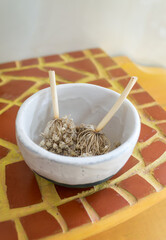 Bouquet sec de fleurs d'oignons dans un petit bol en céramique