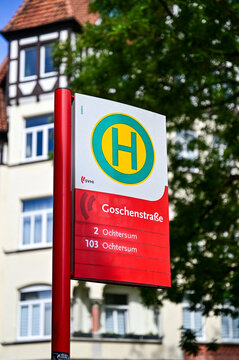 Deutsche Bushalte Goschenstra&szlig;e mit Haltestellen-Schild oder Bushaltestellenschild, Haltestellenzeichen 224 mit gr&uuml;nem H auf gelben Grund und gr&uuml;nem Kreis, Hildesheim, Deutschland