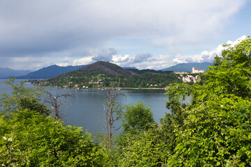 Fototapeta premium Parco della Rocca Borromeo di Arona in Piemonte con vista Castello di Angera