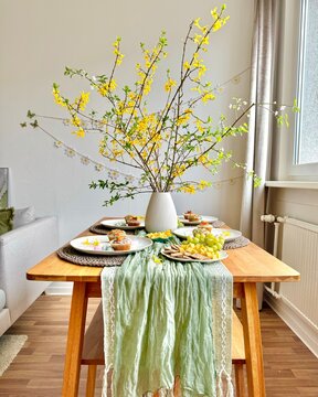 Tischdekoration zu Ostern Esstisch Osterbrunch christliche Feiertage Osterhase