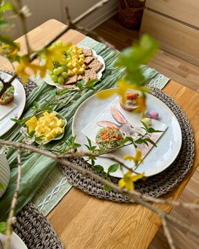 Tischdekoration zu Ostern Esstisch Osterbrunch christliche Feiertage Osterhase