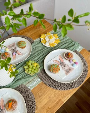 Tischdekoration zu Ostern Esstisch Osterbrunch christliche Feiertage Osterhase