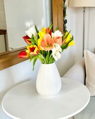 Blumenstrauß im Wohnzimmer Tulpen Blumen Sofa bunte Blumen
