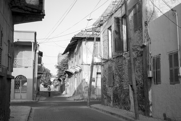 Fototapeta premium maison en ruine dans la vieille ville de Saint Louis du Sénégal en Afrique de l'ouest