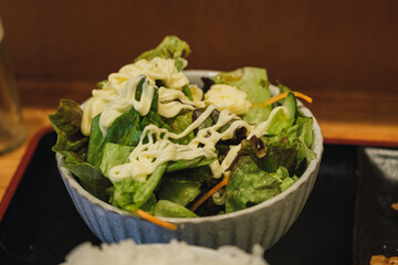 マヨネーズのかかったサラダ