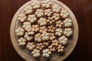 homemade cookies on metal rack on wooden table