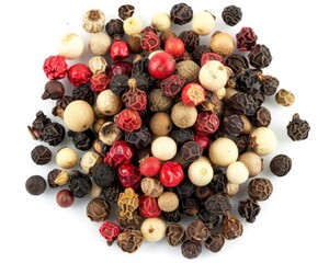 Obraz premium Peppercorns On White. Closeup of Mixed Black, Red and White Peppercorns on White Background