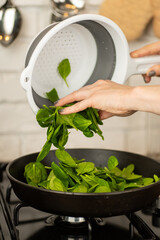 Prepare the sauce. Prepare from spinach.