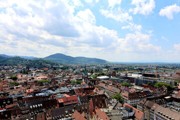 Obraz premium Das Martinstor und die Altstadt von Freiburg im Frühling